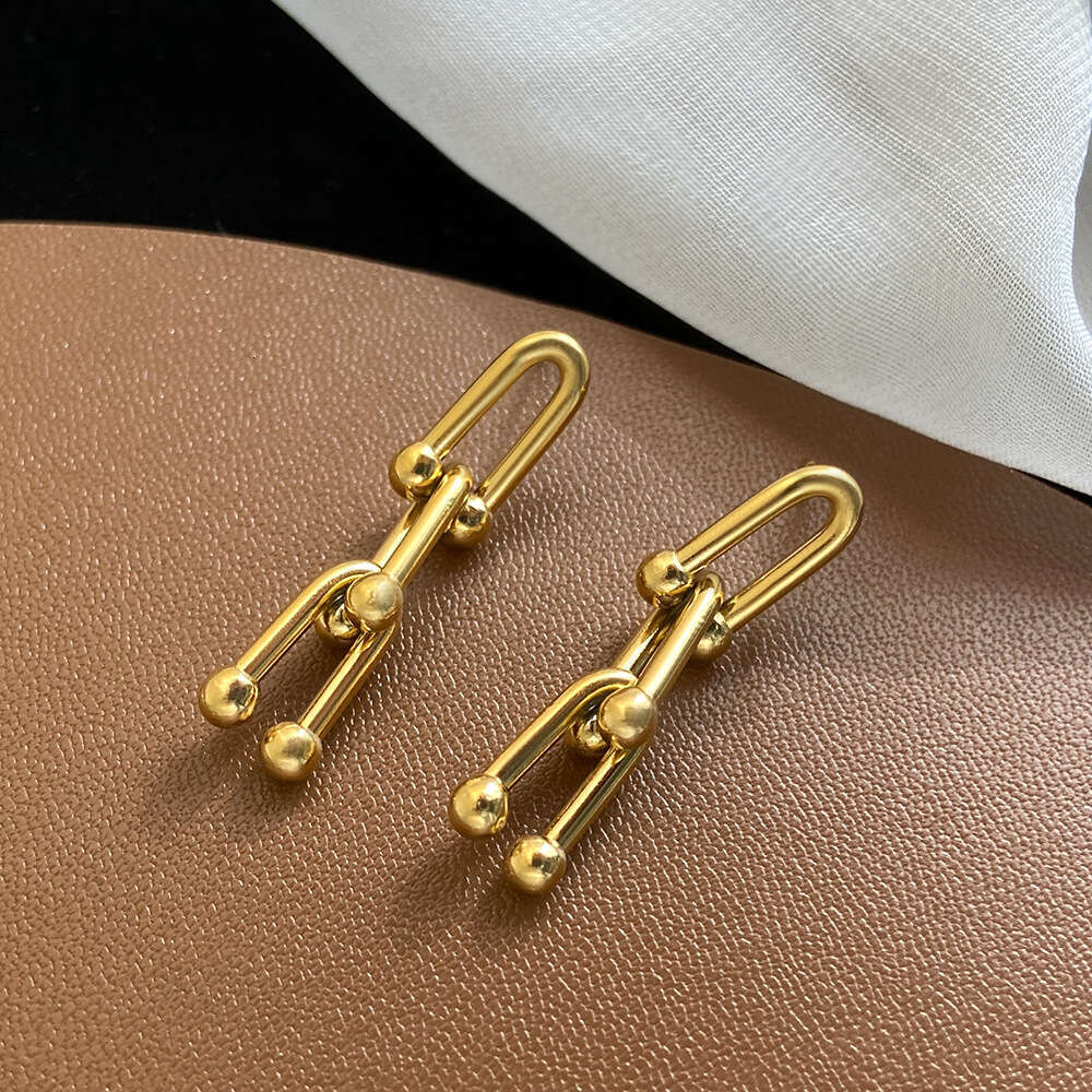 New Vintage U-Shaped Horseshoe Titanium Steel Earrings For Women, Fashionable And Versatile, Niche Light Luxury Design, Non-Fading Jewelry Set