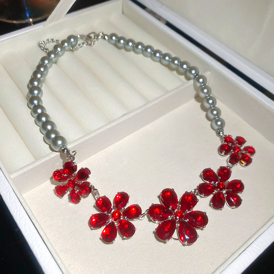 Elegant Red Rhinestone Flower Pearl Necklace for Ladies, French Fashion, High-End Niche Design, New Collarbone Chain - view 4
