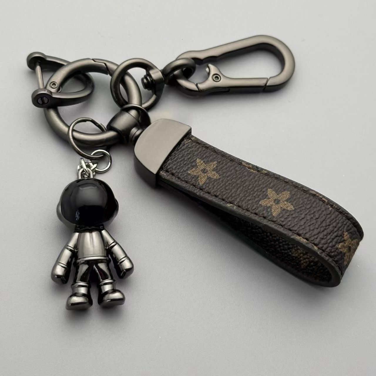 Astronaut keychain metal pendant for men, car keychain, keyring, personalized creative leather strap keychain - view 3