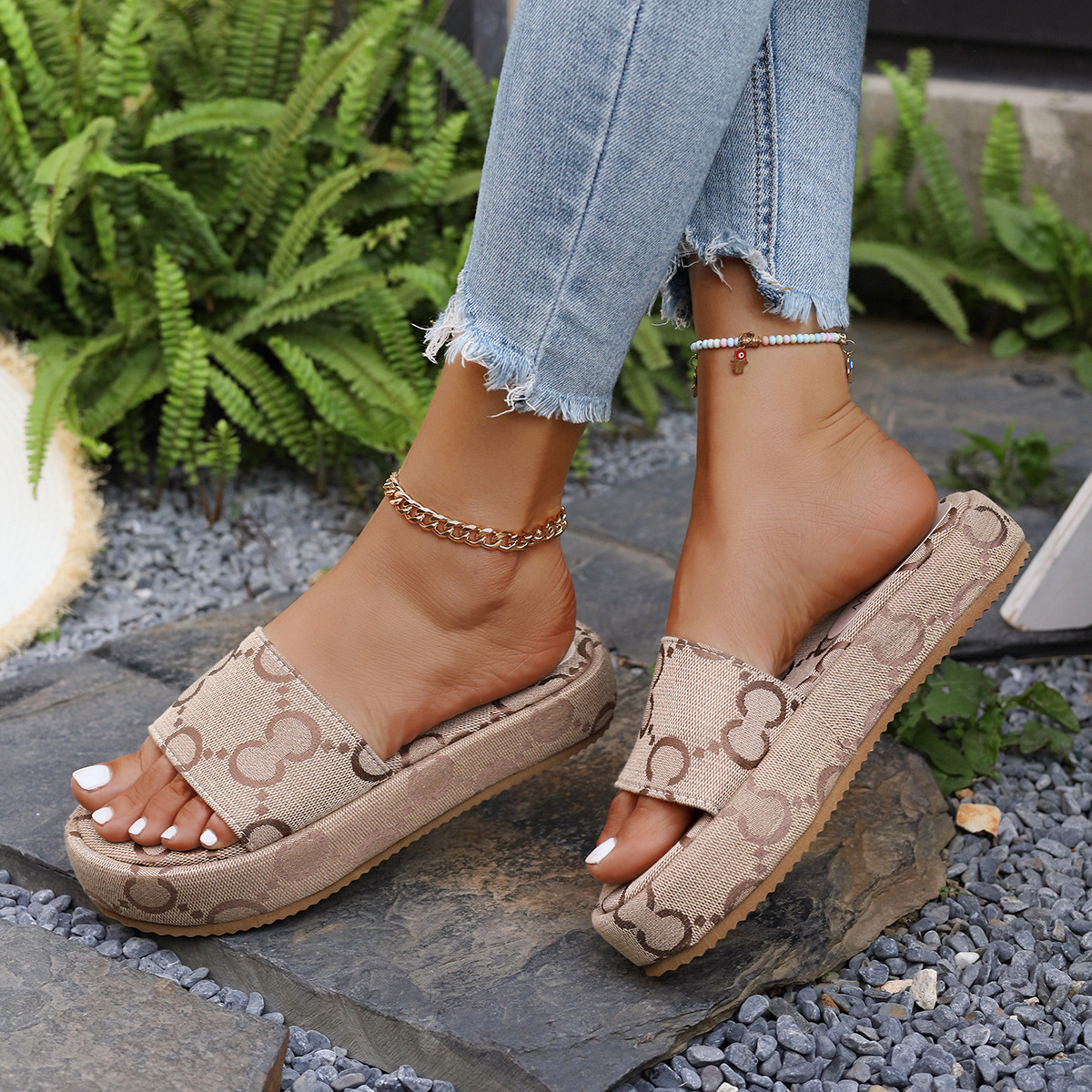 2026 New platform slippers women's outerwear summer print one-word muffin sandals suitable for both indoor and outdoor use