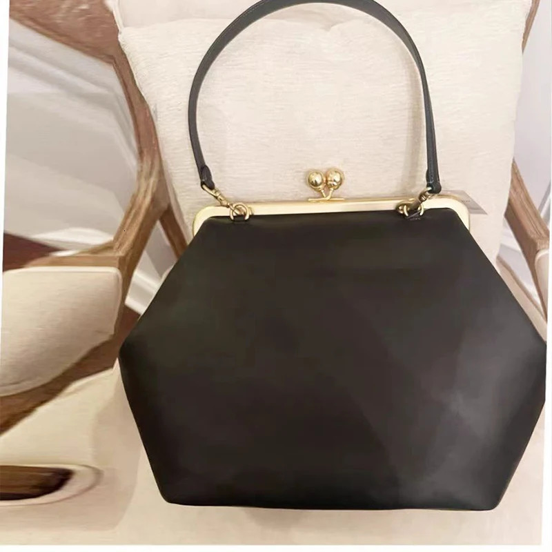 y n Clip Bag Fashion Largecapacity Frame Handbag Spacious Carryall Women Versatile Shoulder Vintage Shell Clutch Purse 260421