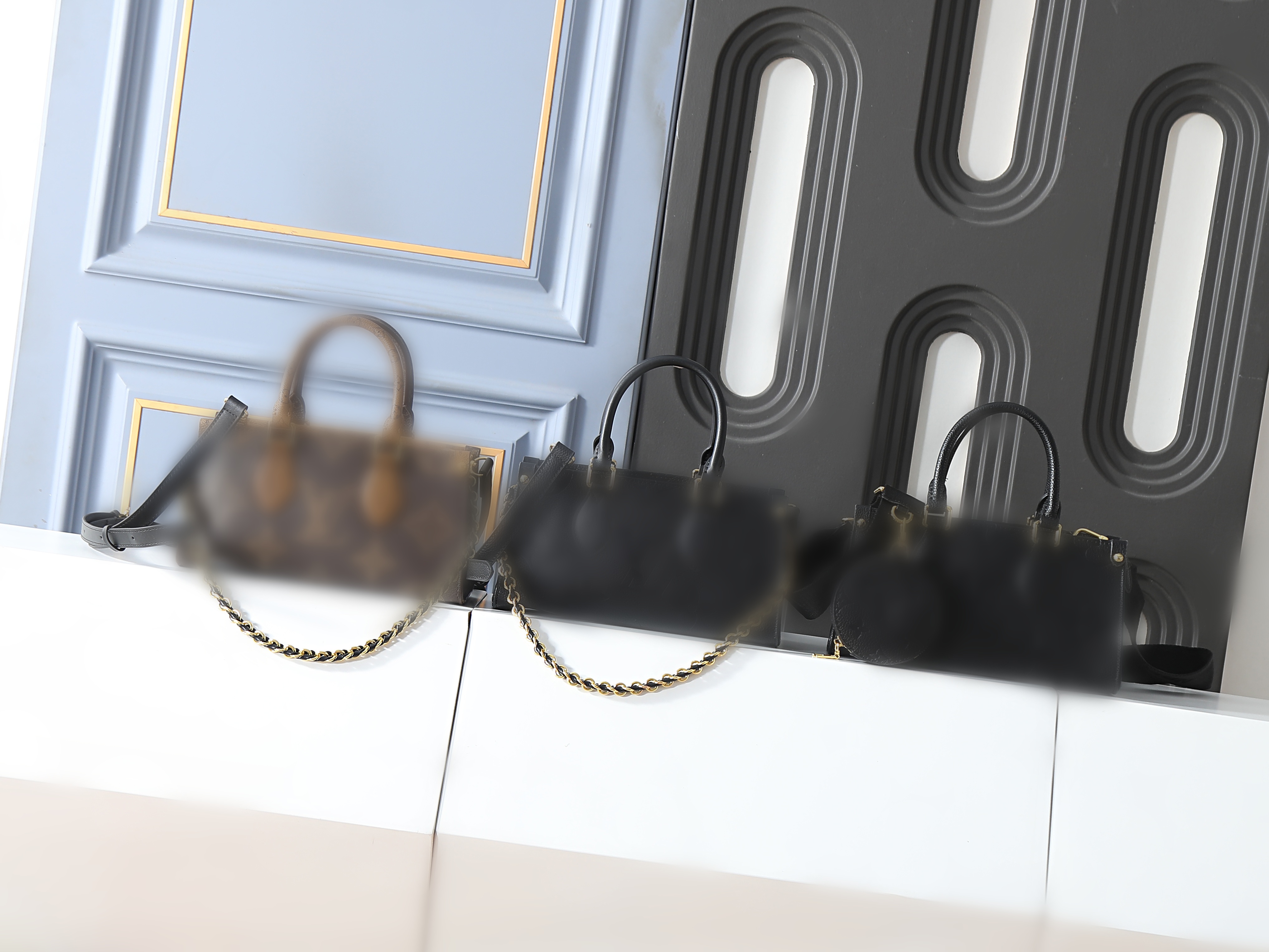 This designer handbag with a spacious capacity is perfect for commuting It combines fashionable and elegant styles