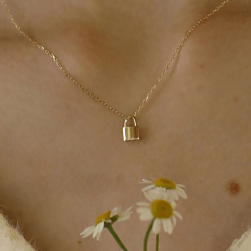 Luxurious Brand Designer Personalized Trendy Lock Head Necklace For Women, A Niche Design With Golden Glossy Finish, Small Lock Pendant For Collarbone