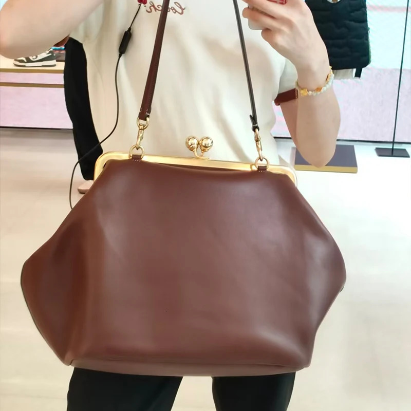 y n Clip Bag Fashion Largecapacity Frame Handbag Spacious Carryall Women Versatile Shoulder Vintage Shell Clutch Purse 260421