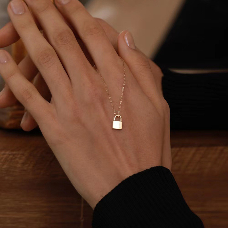 Luxurious Brand Designer Personalized Trendy Lock Head Necklace For Women, A Niche Design With Golden Glossy Finish, Small Lock Pendant For Collarbone