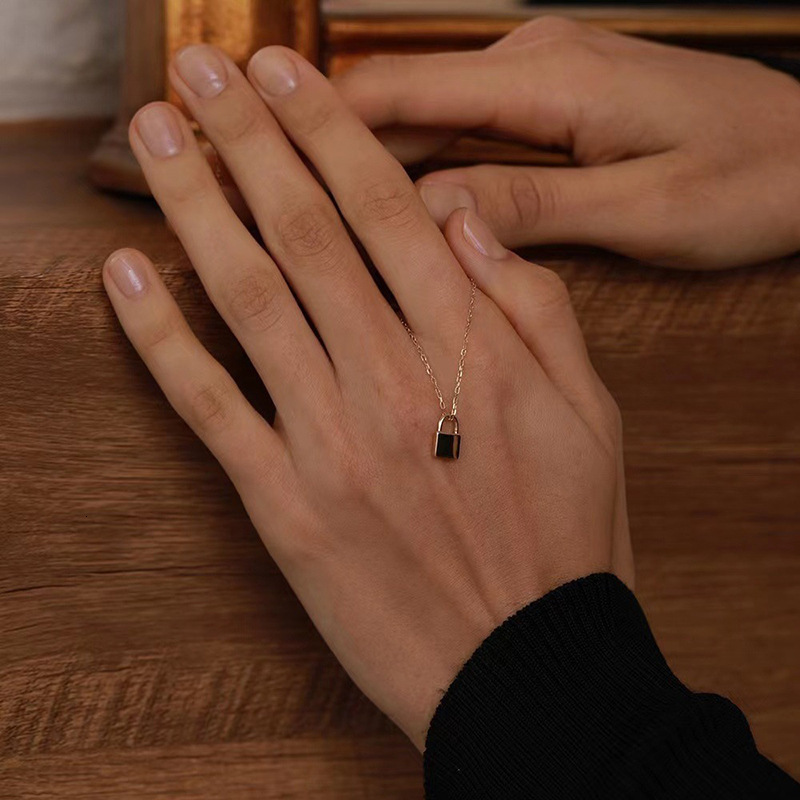 Luxurious Brand Designer Personalized Trendy Lock Head Necklace For Women, A Niche Design With Golden Glossy Finish, Small Lock Pendant For Collarbone