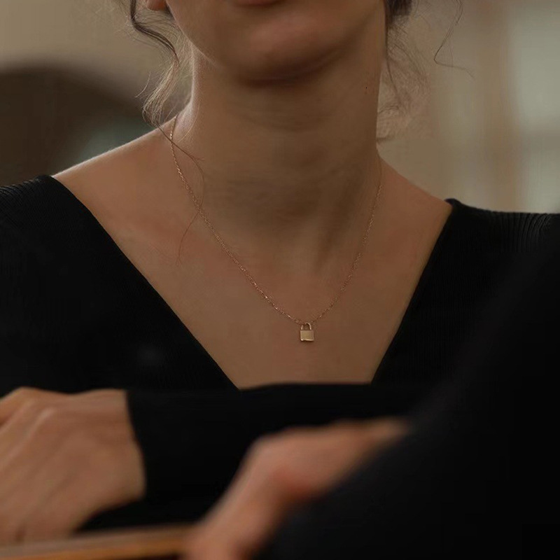 Luxurious Brand Designer Personalized Trendy Lock Head Necklace For Women, A Niche Design With Golden Glossy Finish, Small Lock Pendant For Collarbone