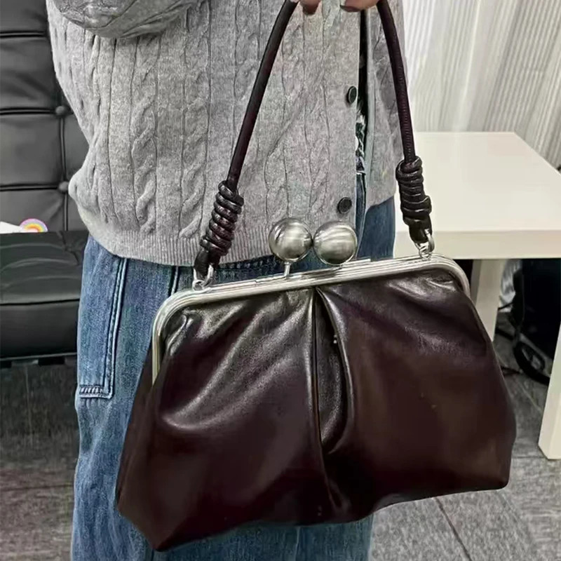 y n Clip Bag Fashion Largecapacity Frame Handbag Spacious Carryall Women Versatile Shoulder Vintage Shell Clutch Purse 260421