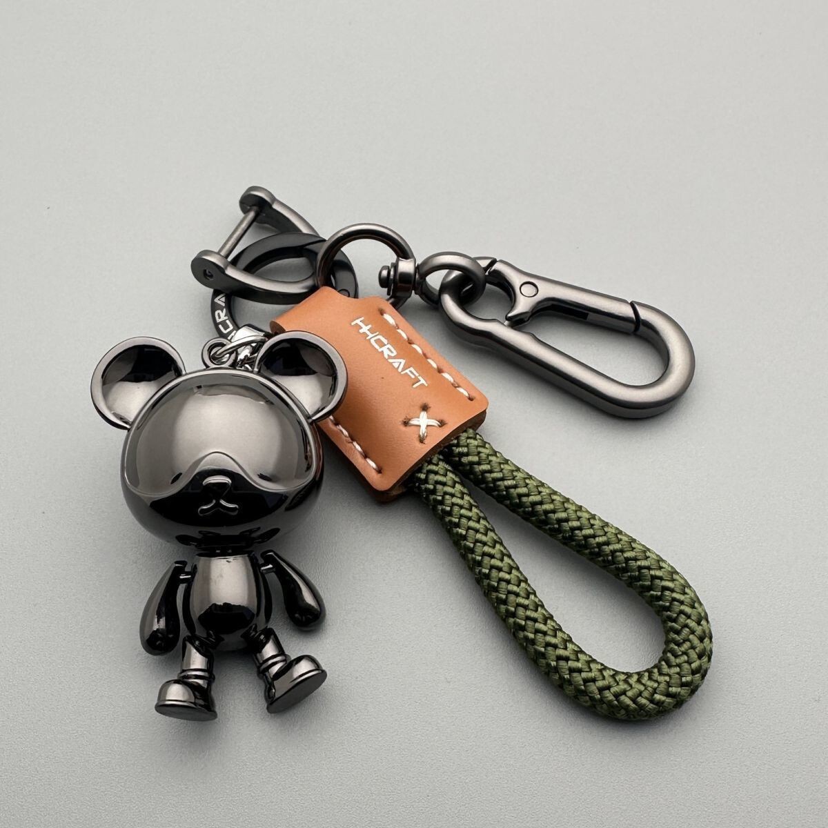 Cartoon cute bear metal keychain for men and women, car key ring pendant, leather strap, backpack decoration, trendy