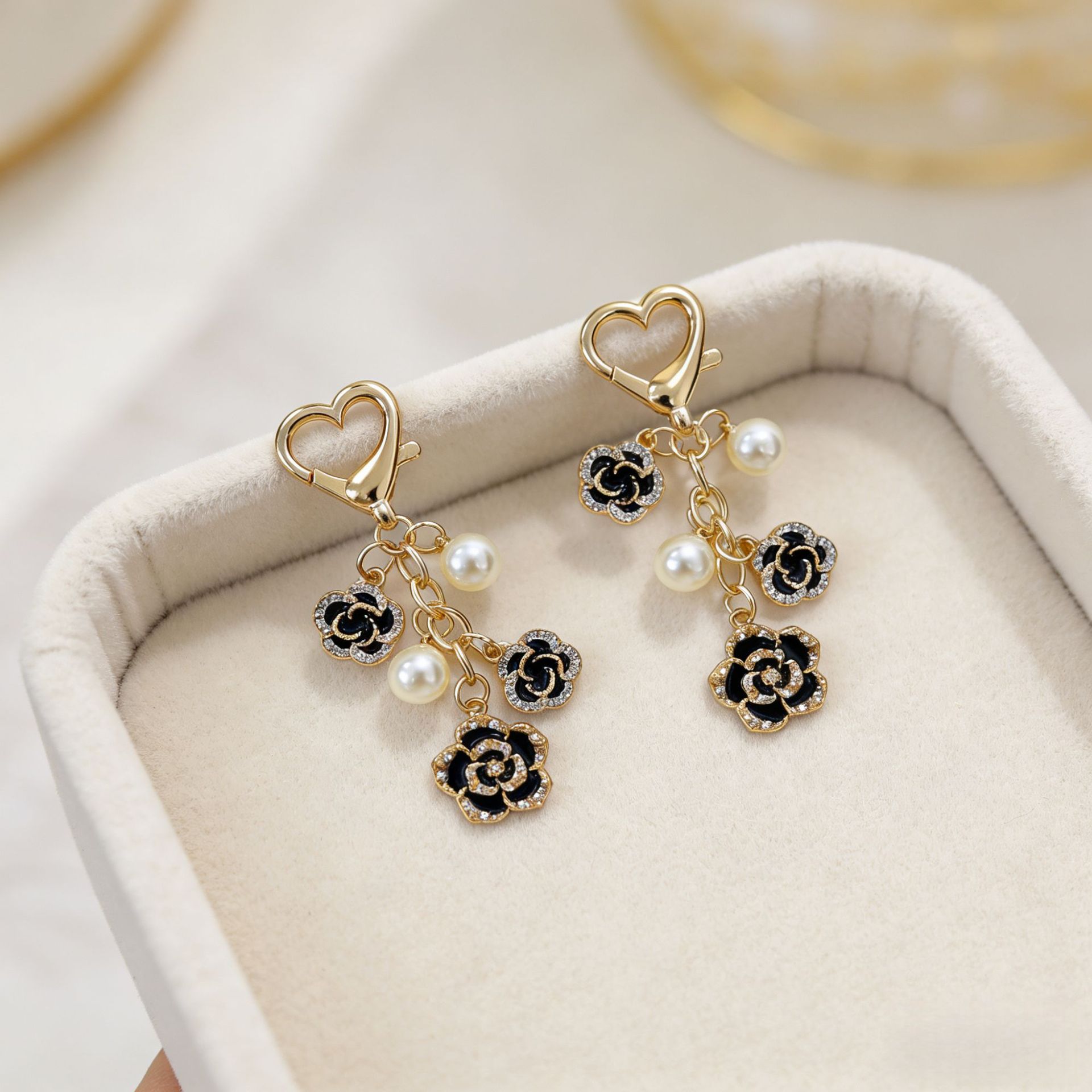 Bag Charm Camellia Flower Keychain Five-Petal Flower Pendant Chain Handbag for Women's Wrist Strap for Bag Phone Case Decoration and Car key keyc