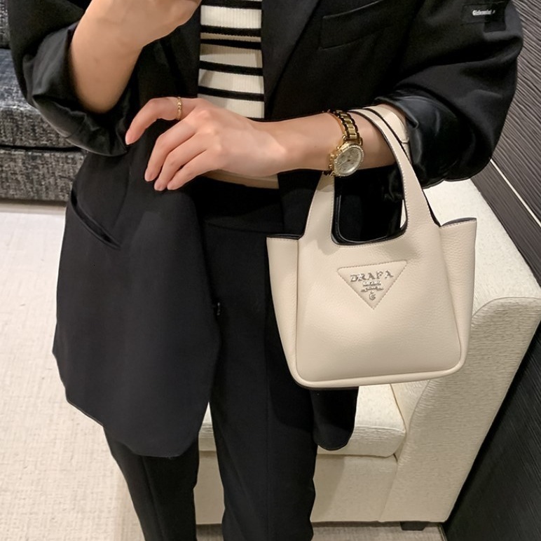 Designer Luxury High-end Women's Shoulder Bag New Niche Large Capacity Basket Bag 2026 New Leather Fashionable Outdoor Handbag Crossbody Bag Buck