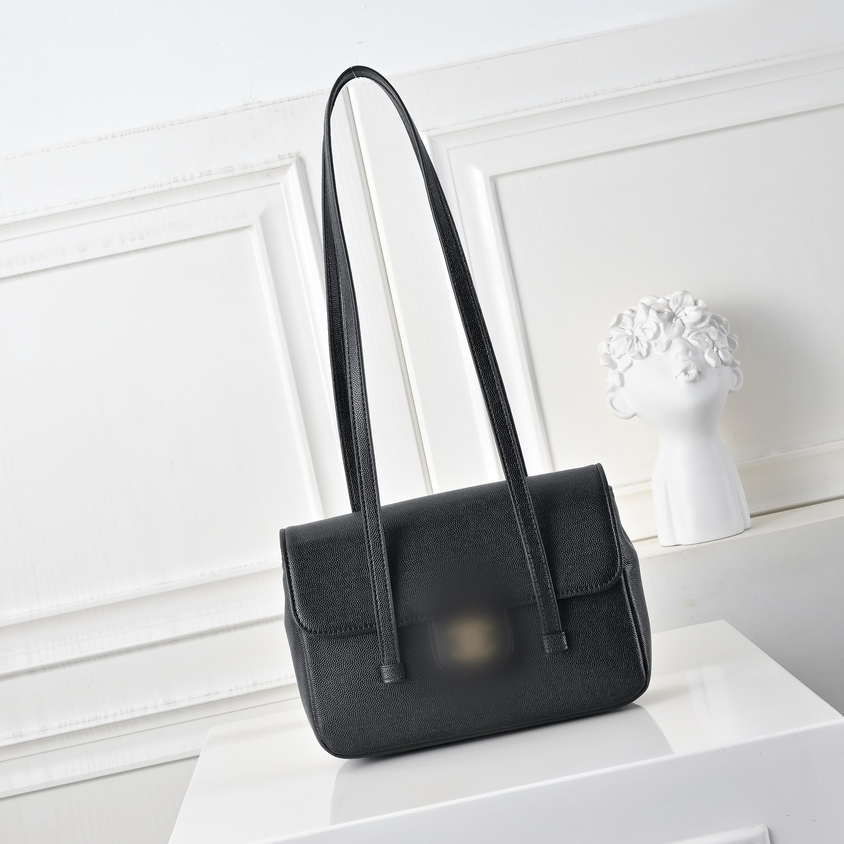The reason why this designer handbag collection so popular among users is that it uses lightweight materials and comes in various styles