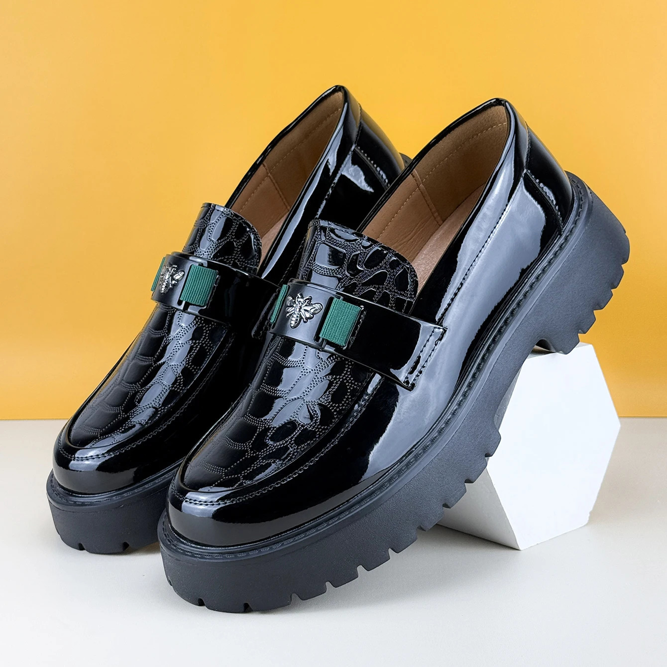 2026 Fashion Bee n Mens Leather Shoes Thick Sole y Slip On Loafers Comfort Fashio Business Party Formal Dress Shoes 260424