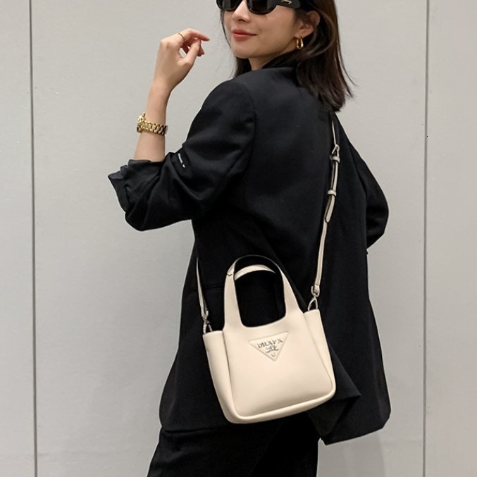 Designer Luxury High-end Women's Shoulder Bag New Niche Large Capacity Basket Bag 2026 New Leather Fashionable Outdoor Handbag Crossbody Bag Buck