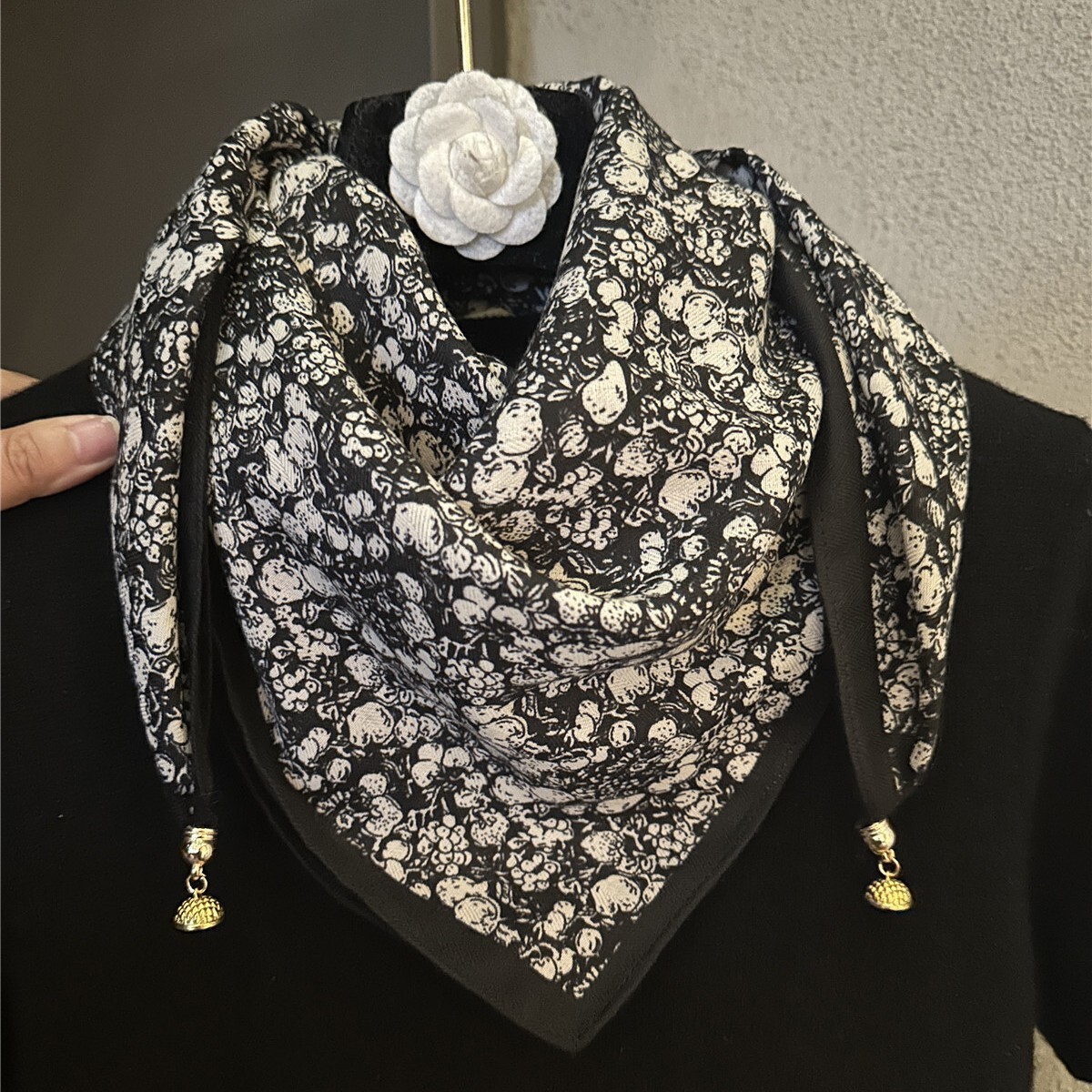 Designer Scarves Silk Shawls Compact Square Silk Scarves Retro Printed Silk Scarves Luxurious Women's Combinations Fashionably Versatile