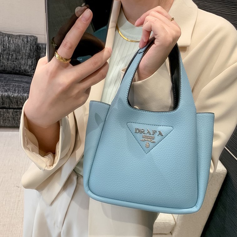 Designer Luxury High-end Women's Shoulder Bag New Niche Large Capacity Basket Bag 2026 New Leather Fashionable Outdoor Handbag Crossbody Bag Buck