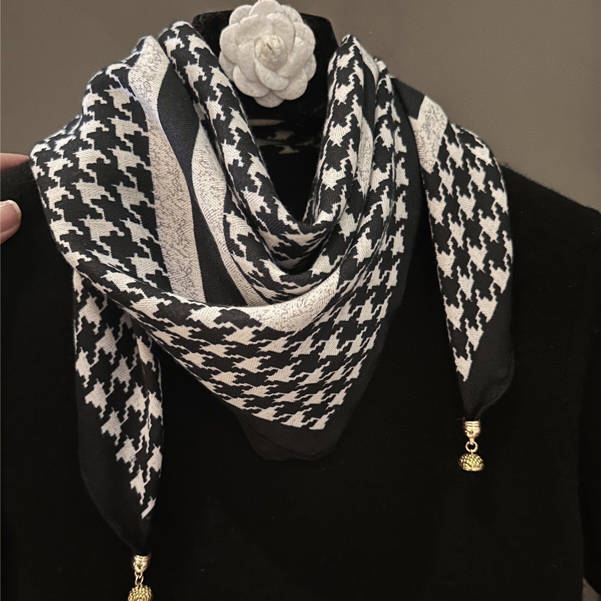 Designer Scarves Silk Shawls Compact Square Silk Scarves Retro Printed Silk Scarves Luxurious Women's Combinations Fashionably Versatile