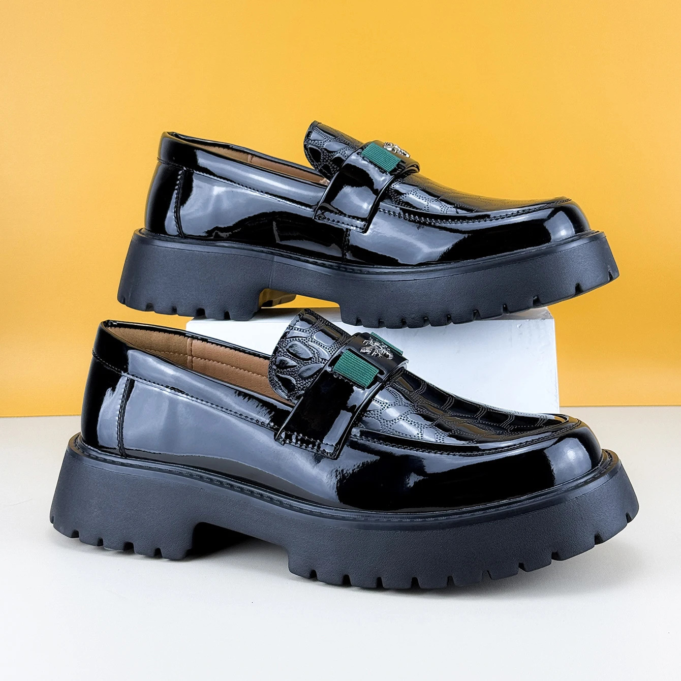 2026 Fashion Bee n Mens Leather Shoes Thick Sole y Slip On Loafers Comfort Fashio Business Party Formal Dress Shoes 260424