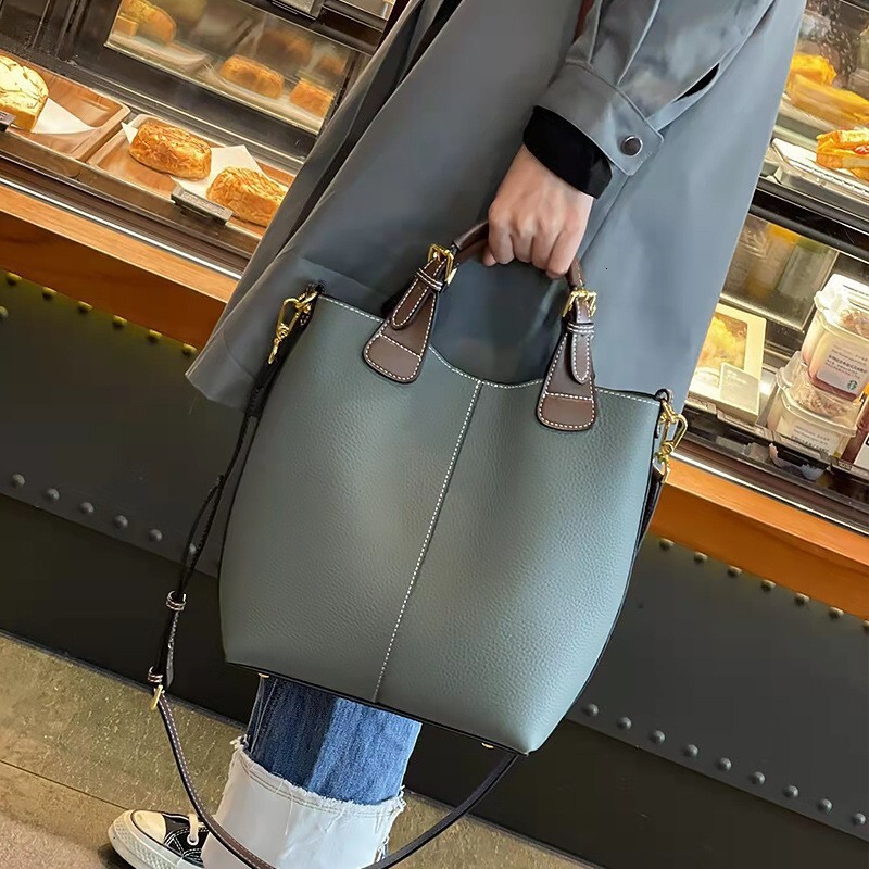 Designer Luxury 2026 New Fashionable Top Notch Women's Slant Leather Handbag High End Large Capacity Handbag Outdoor Lightweight Luxury Shoulder 
