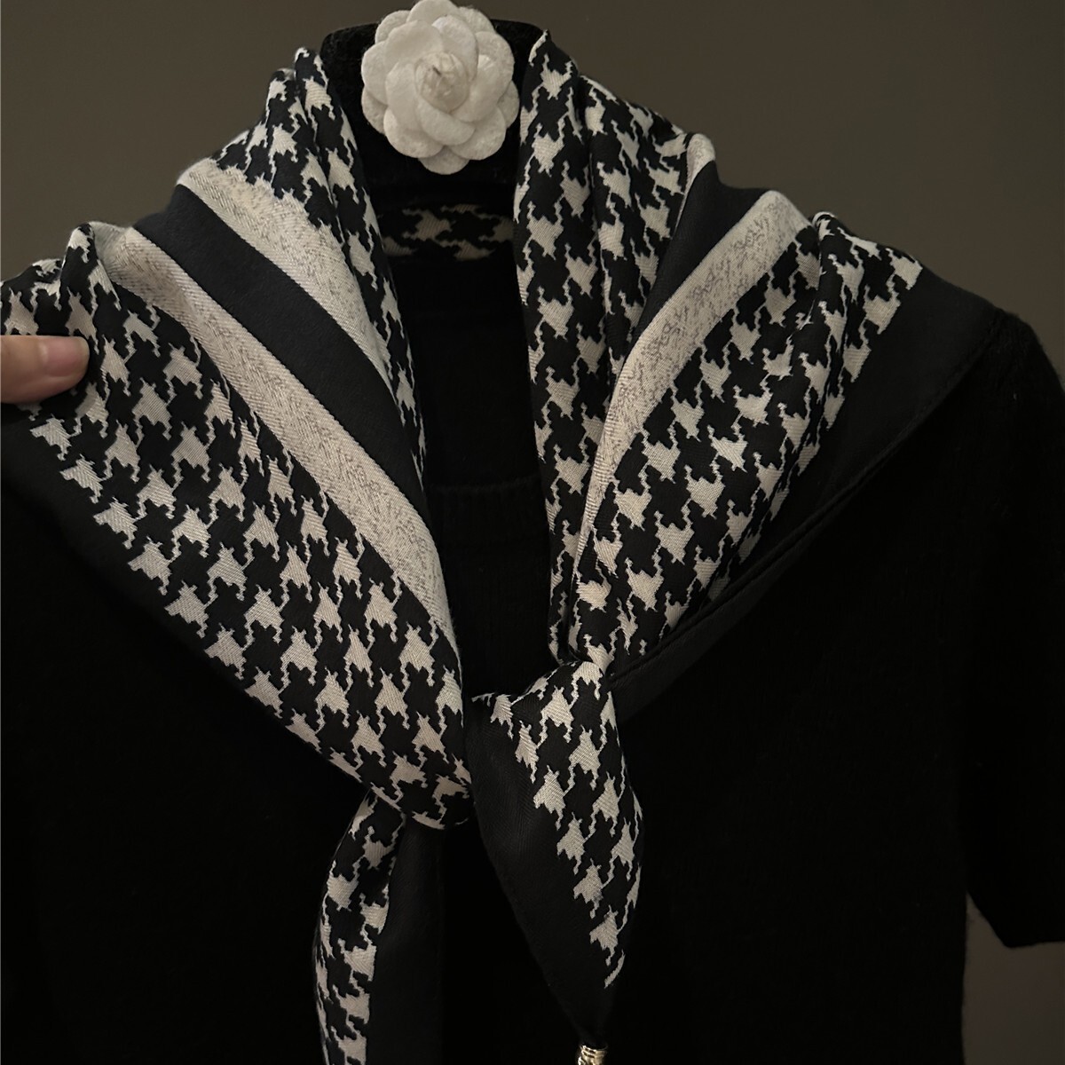 Designer Scarves Silk Shawls Compact Square Silk Scarves Retro Printed Silk Scarves Luxurious Women's Combinations Fashionably Versatile