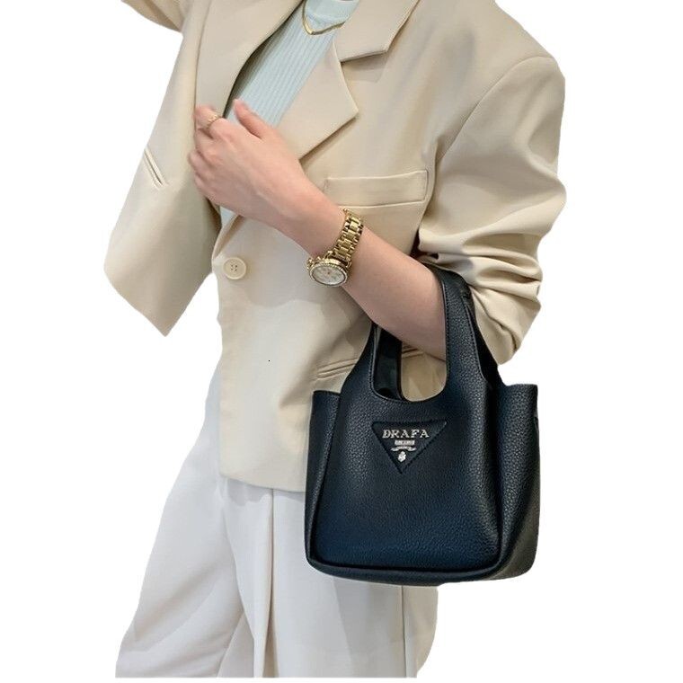 Designer Luxury High-end Women's Shoulder Bag New Niche Large Capacity Basket Bag 2026 New Leather Fashionable Outdoor Handbag Crossbody Bag Buck
