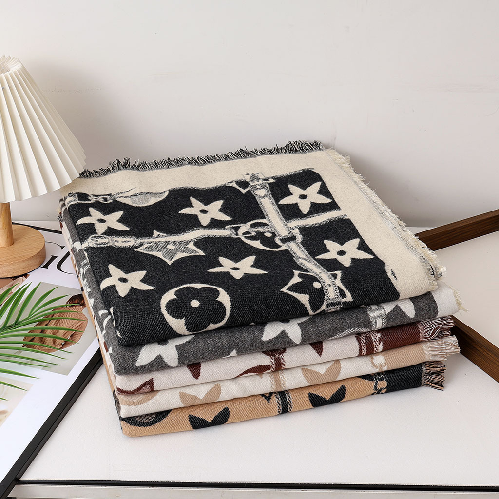 Designer Scarves Silk Scarves Women's Shawls Five-pointed Star Tassels Square Scarves Outdoor Warmth Fashionable And Versatile Daily Wearing