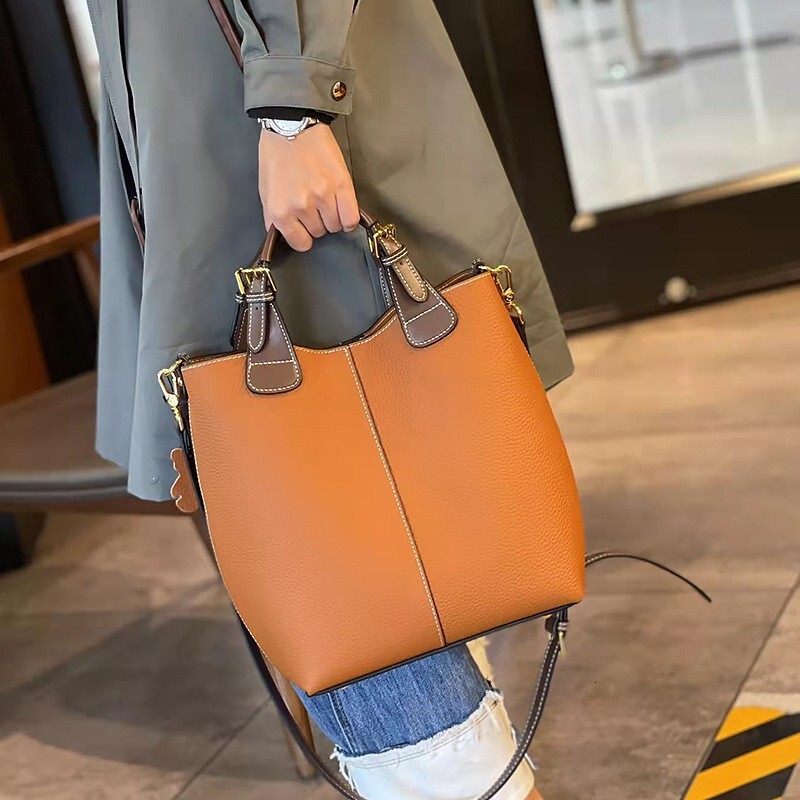 Designer Luxury 2026 New Fashionable Top Notch Women's Slant Leather Handbag High End Large Capacity Handbag Outdoor Lightweight Luxury Shoulder 
