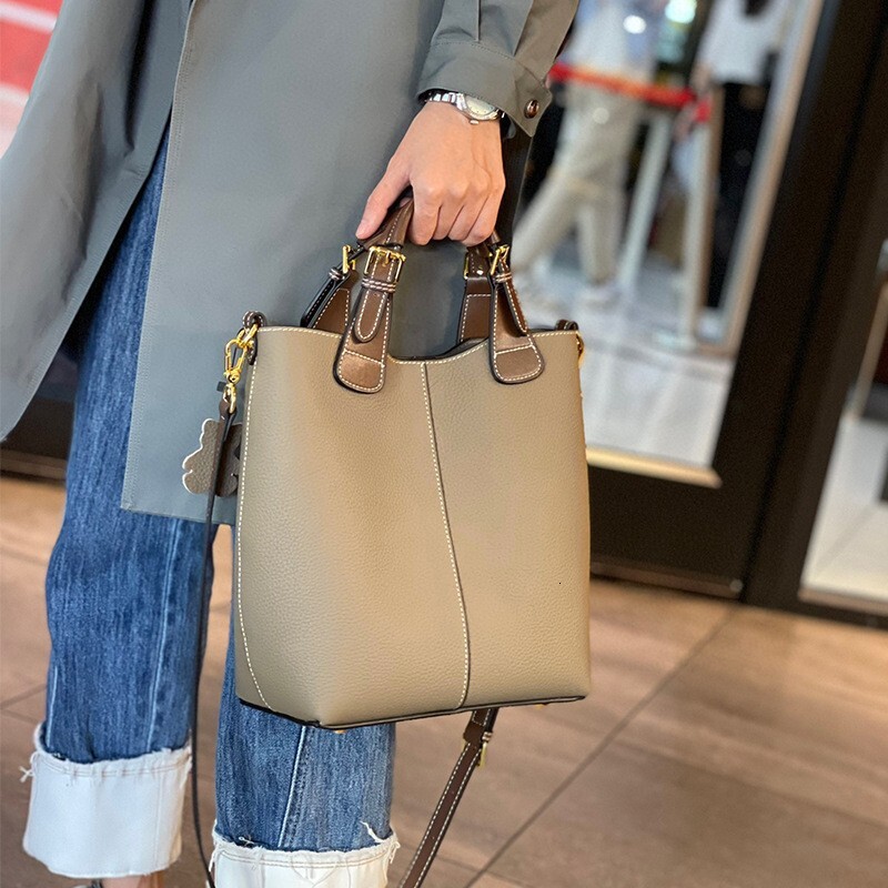 Designer Luxury 2026 New Fashionable Top Notch Women's Slant Leather Handbag High End Large Capacity Handbag Outdoor Lightweight Luxury Shoulder 