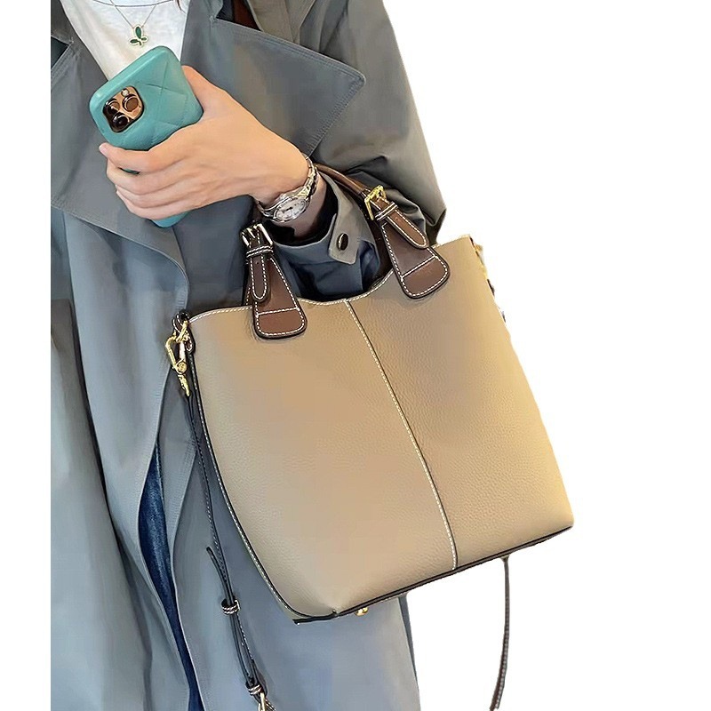 Designer Luxury 2026 New Fashionable Top Notch Women's Slant Leather Handbag High End Large Capacity Handbag Outdoor Lightweight Luxury Shoulder 