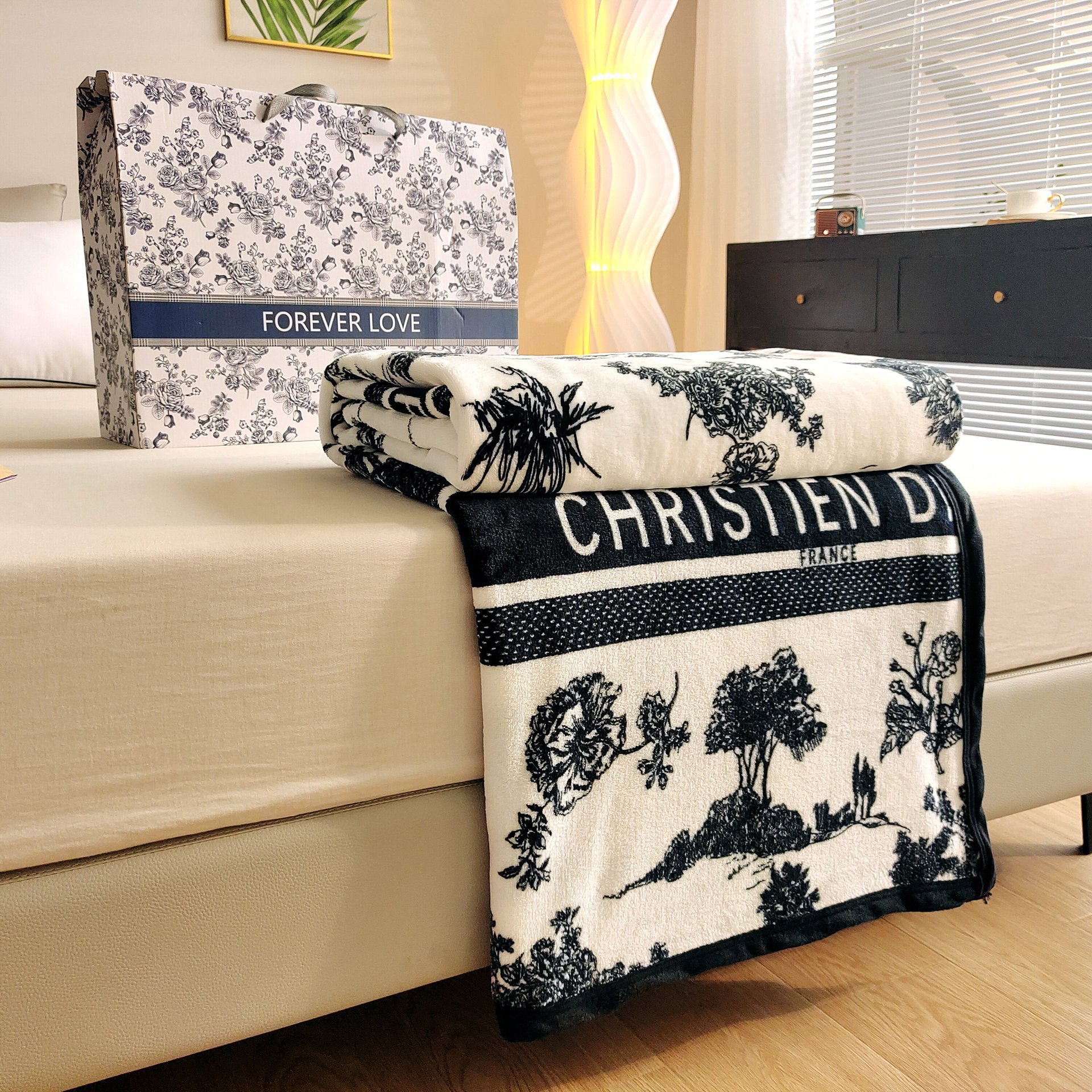 Air-Conditioned Milk Fleece Thickened Flannel Blanket Gift Set