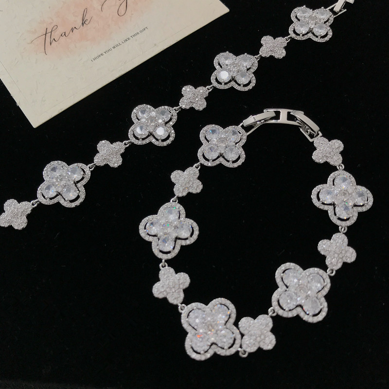 Super Shiny Heavy-Duty Micro-Inlaid Four-Leaf Flower Zircon Clasp Bracelet for Women, Exquisite Light Luxury High-End Elegant Jewelry Accessory - view 4