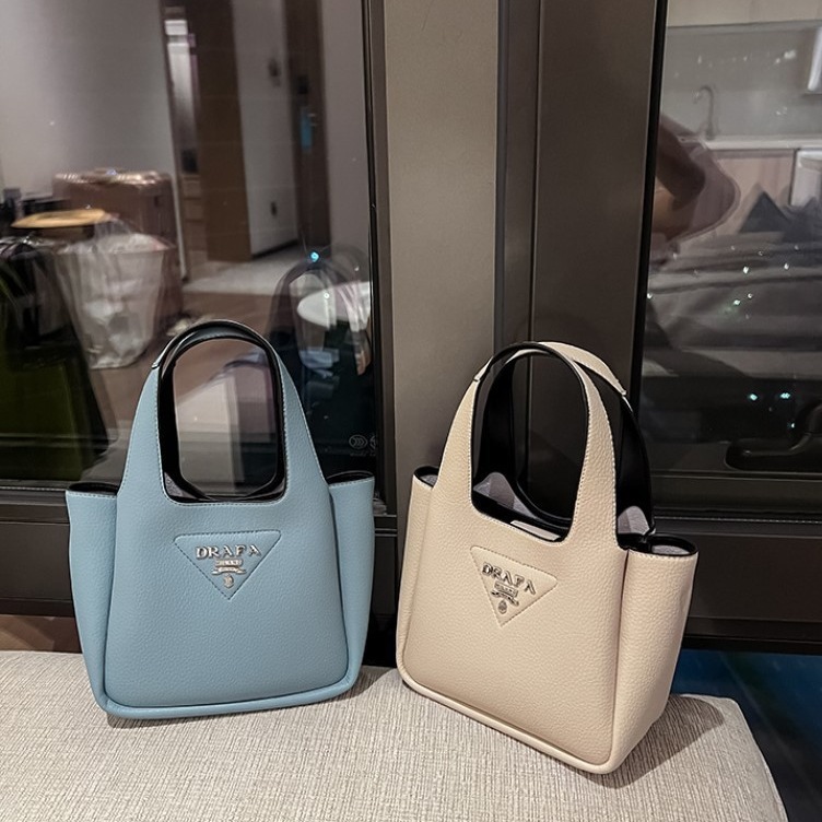 Designer Luxury High-end Women's Shoulder Bag New Niche Large Capacity Basket Bag 2026 New Leather Fashionable Outdoor Handbag Crossbody Bag Buck