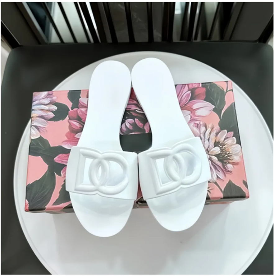 Women Designer Slippers Rubber Leather Mules Flat Heels Woman Claquette Luxe Hollowed Out Slides Summer Room Outdoor Shoes Sandals