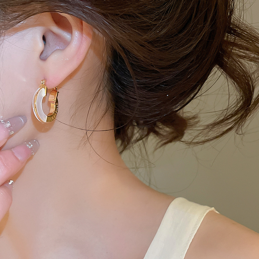 European American vintage mother-of-pearl round letter with a high-end feel, versatile and stylish earrings - view 5