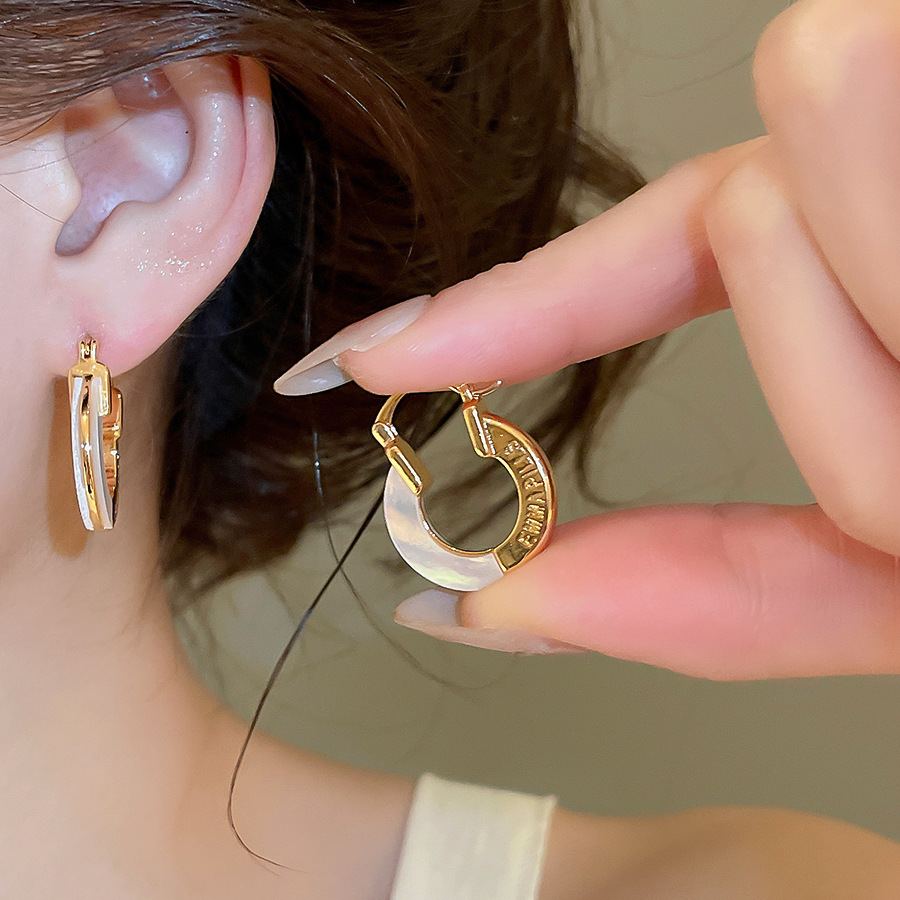 European American vintage mother-of-pearl round letter with a high-end feel, versatile and stylish earrings - view 3