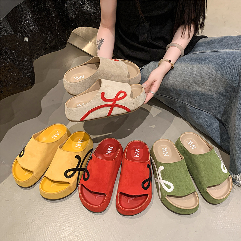 2026 Summer Hot Casual Thick Bottom Designer Slippers Trendy Versatile Commuting Comfortable Beach Shoes for Women