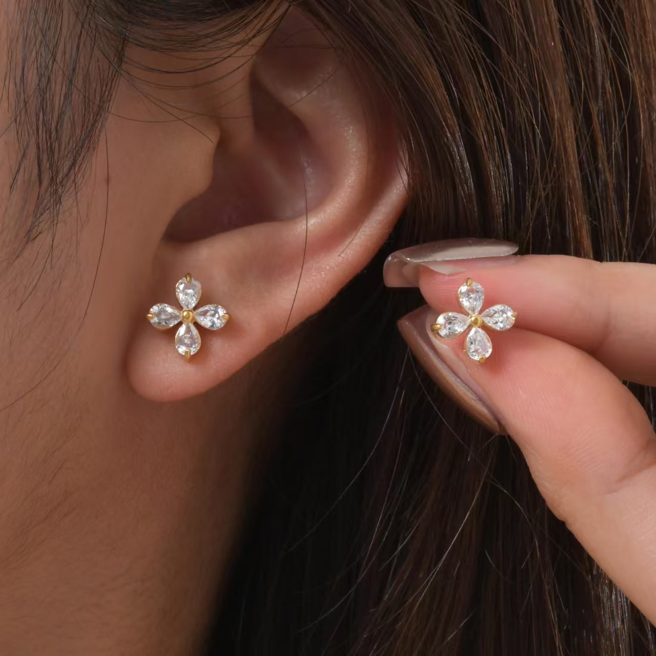 Designer French Style Light Luxury White Diamond Four-Leaf Clover Titanium Steel Necklace for Women Fashion Versatile Clavicle Chain Elegant Simple Se