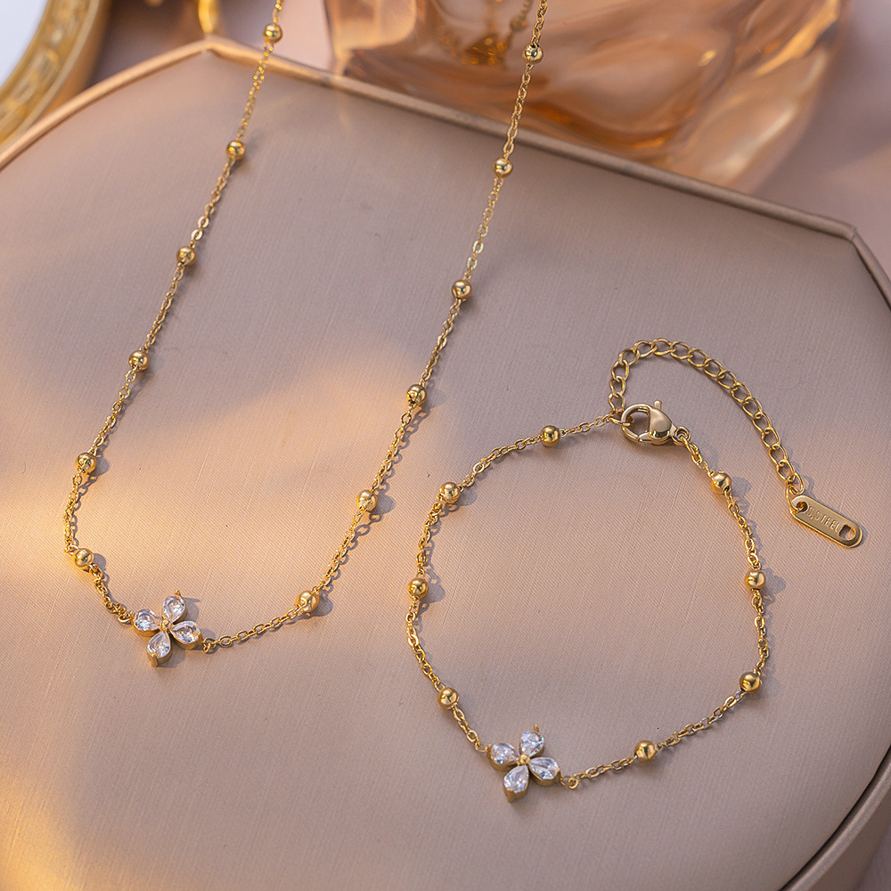 Designer French Style Light Luxury White Diamond Four-Leaf Clover Titanium Steel Necklace for Women Fashion Versatile Clavicle Chain Elegant Simple Se
