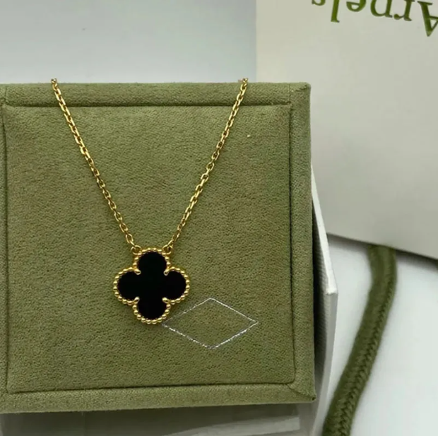 Classic Necklaces Pendants Mother-of-Pearl Stainless Steel Plated 18K JewelryPendant Necklacesfor Women Girl Valentine's Mother's Day Engagement Jewelry