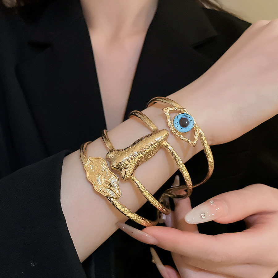 European and American retro frosted texture exaggerated cut-out multi-layer nose, eyes, lips, bracelet trendy high-end women's wristband - view 4