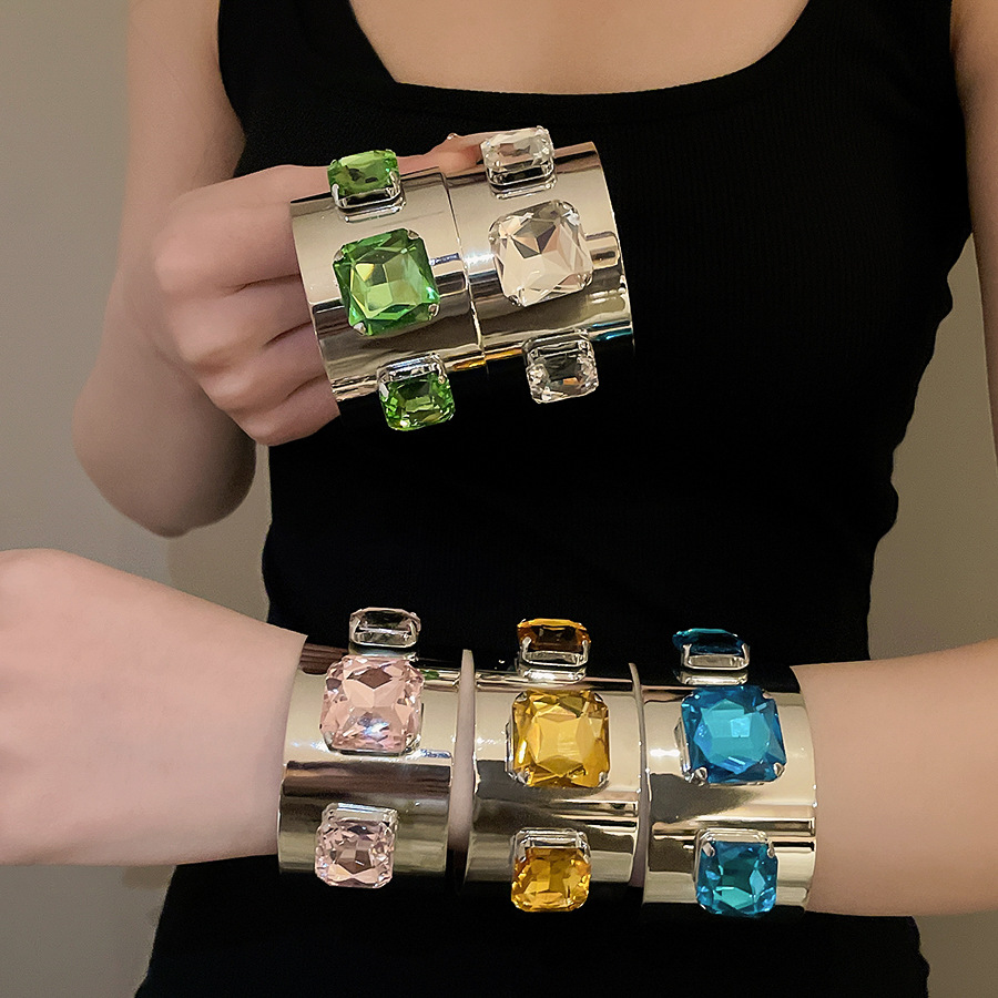 2026 New European and American Style Metal Diamond Inlaid Square Open Bracelet with Exaggerated Design, Unique Fashionable Women's Jewelry - view 4