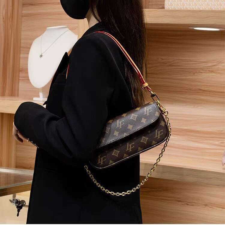 Versatile Women's Spring/Summer New Classic Versatile Shoulder Niche Design Small Square Crossbody Bag