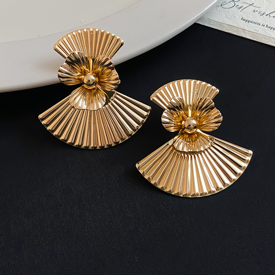 French retro light luxury fan-shaped earrings for women, unique design, elegant earrings, simple and cool style, high-end feel - view 7