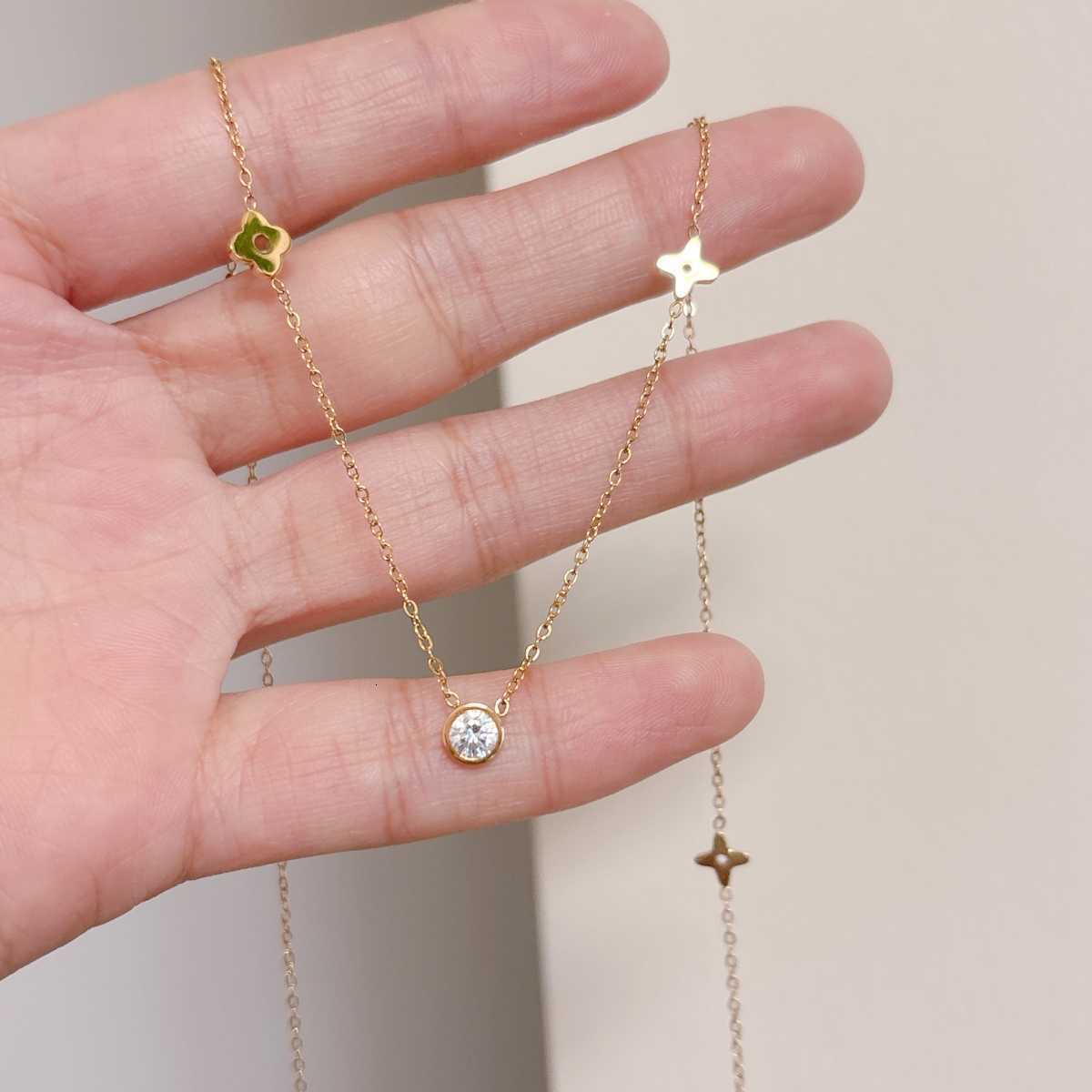 Designer French Style Light Luxury Flower Clover Single Diamond Titanium Steel Necklace for Women Fashion Versatile Gentle High-end Exquisite Clavicle