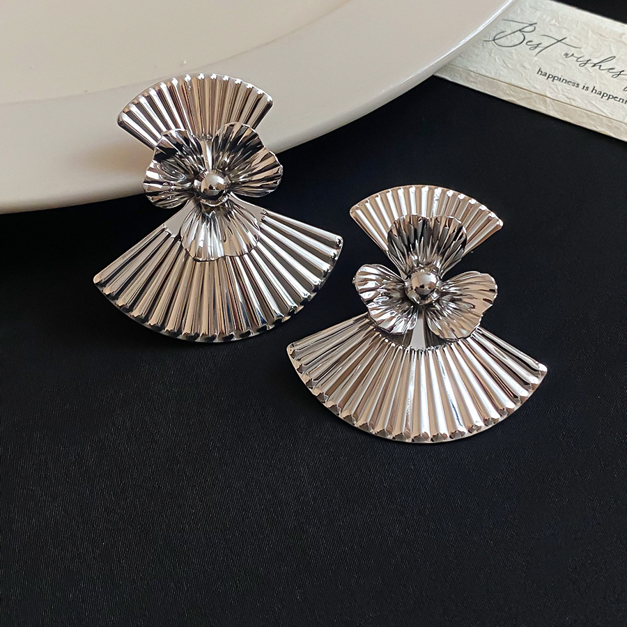 French retro light luxury fan-shaped earrings for women, unique design, elegant earrings, simple and cool style, high-end feel - view 6