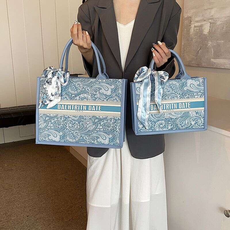 Exquisite Tote With Hard Bottom, 3D Handbag For Women, 2025 New Underarm Shoulder Bag, Commuter College Student Lunch Box Bag