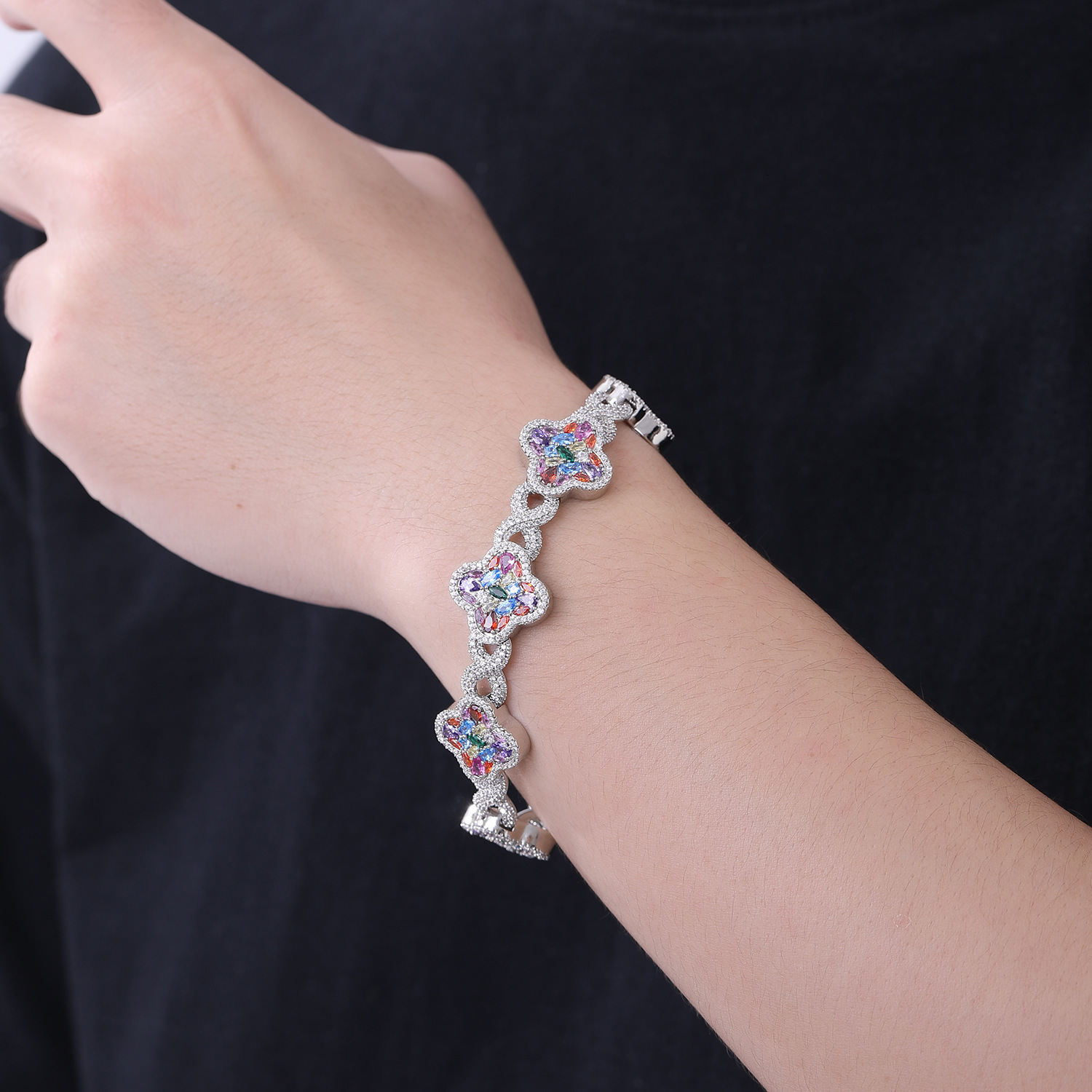 Luxury Brand Designer Womens 2026 New Clover Shape Colorful Full Paved Rhinestone Bracelet Sweet Style Crystal Jewelry Daily Wear Chic Stylish Modern 