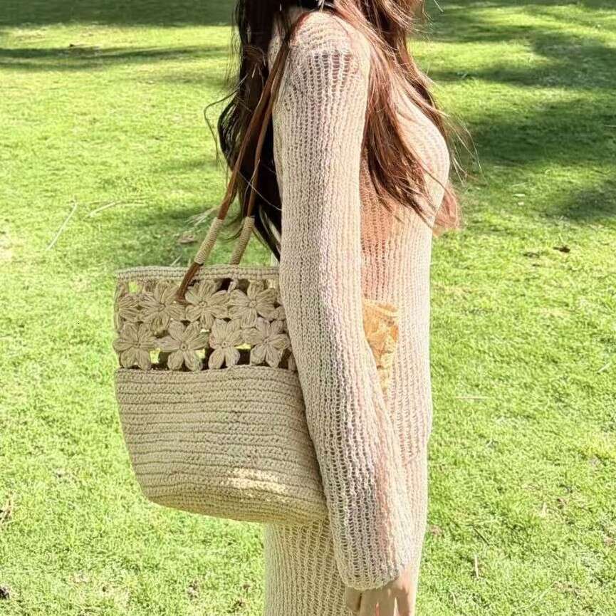 Niche Luxury Floral Straw Bag, Summer Hand Woven Bucket Bag, Large Capacity Shoulder Handbag, Simple Designer Style for Beach Vacation SENYY
