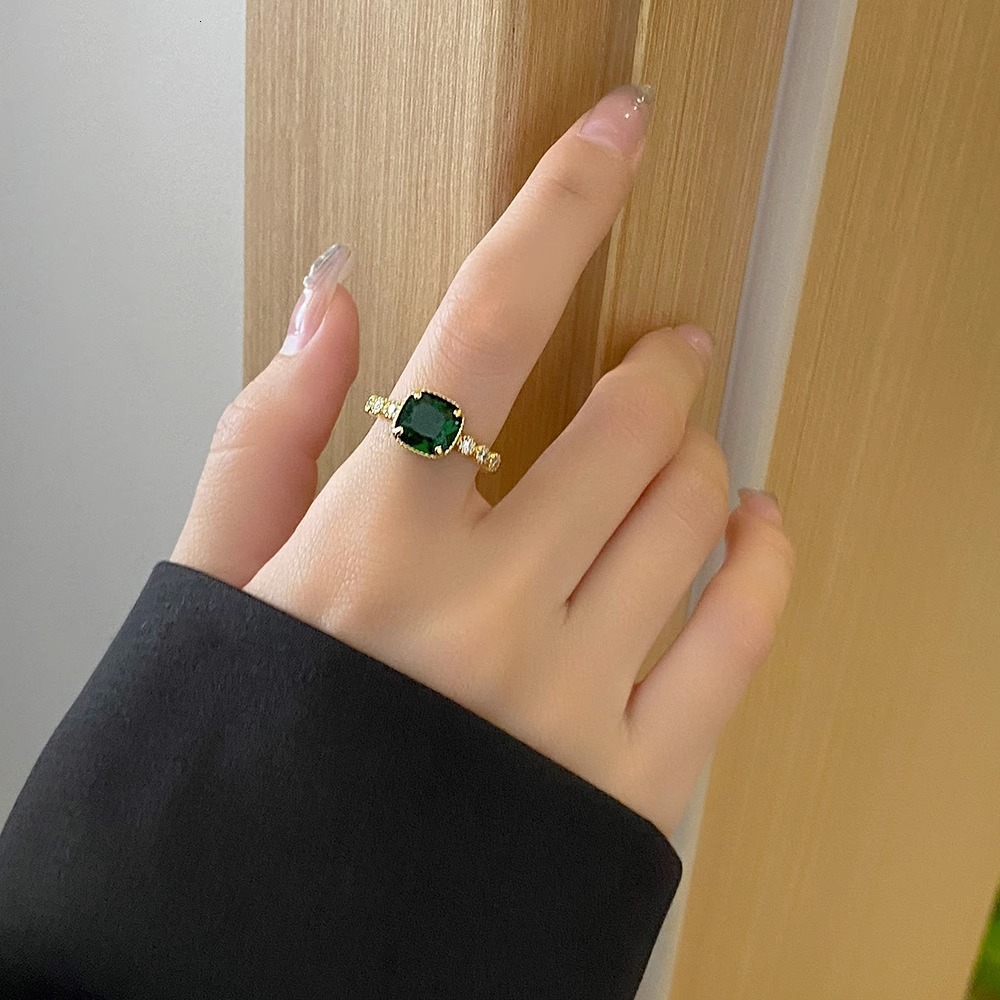 Designer Korean Style INS Wind Simple Exquisite Green Diamond Ring for Women, Niche Design Sense, Adjustable Open Ring, Light Luxury Jewelry