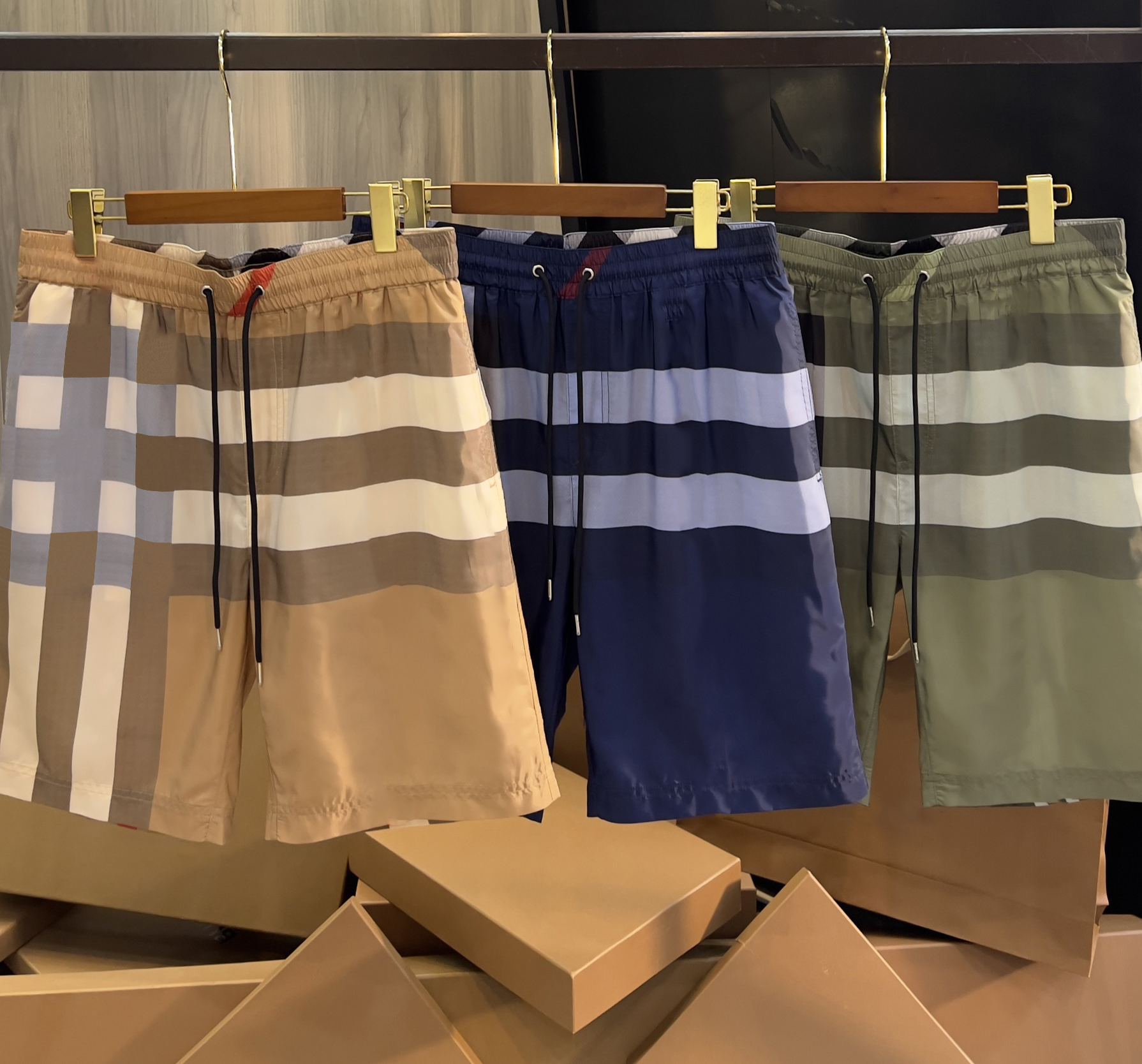 Designer brand high-quality men's shorts, classic checkered pattern, fashionable beach pants, summer water sports swimming pants, quick drying pants
